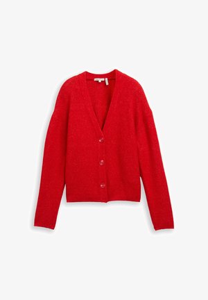 Roter Strickcardigan mit tiefem V-Ausschnitt, fünf Knöpfen vorne und langen Ärmeln mit strukturierter Oberfläche.