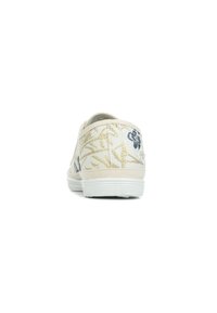 Chausson en toile couleur écrue avec broderie florale dorée et bleue, forme ronde, bords ourlés et semelle en caoutchouc texturé.