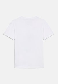 Λευκό βαμβακερό t-shirt με κοντά μανίκια, που διαθέτει κλασική στρογγυλή λαιμόκοψη, με απαλή υφή και χωρίς πρόσθετα σχέδια ή μοτίβα.