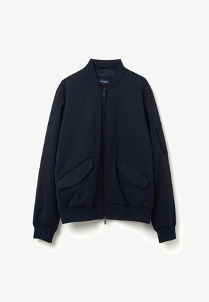 Chaqueta bomber de color navy con cuello acanalado, cierre frontal de cremallera, dos bolsillos frontales y un bolsillo en la manga, confeccionada en una tela suave.