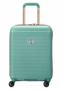 Valigia rigida di colore teal con righe orizzontali, manico telescopico in oro rosa e quattro ruote nere per la mobilità. Chiusura zippata sicura.