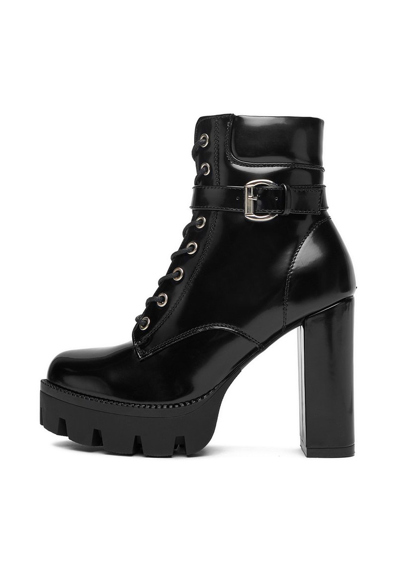 Černé lakované kožené kotníkové boty na vysokém podpatku s robustní gumovou podrážkou, šněrováním vpředu, popruhem se stříbrnou sponou a blokovým podpatkem.