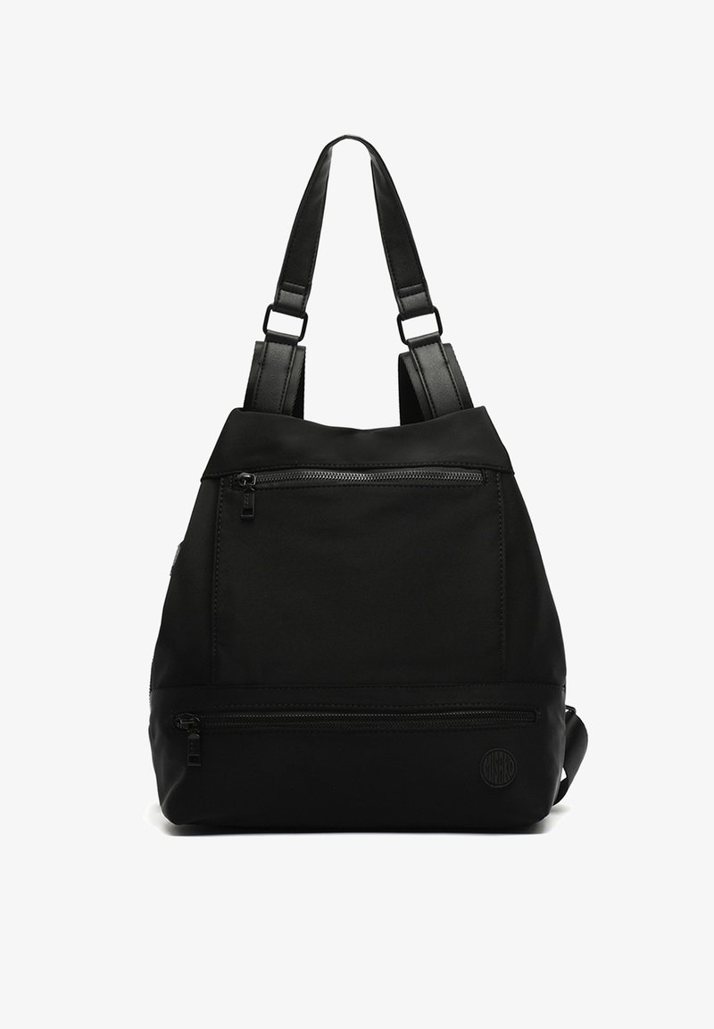 Sac à dos noir avec deux poches avant zippées et bretelles réglables sur fond blanc.