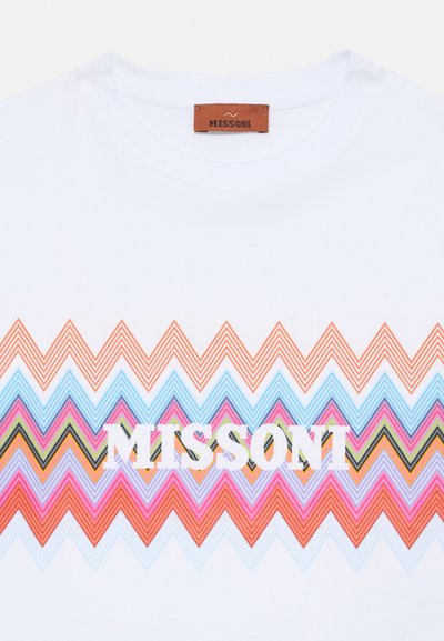 Hvit bomulls t-skjorte med flerfarget sikksakkmønster i rosa, blått, oransje og svart striper. "MISSONI" trykt med fet hvit skrift.