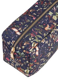 Borsa cosmetica rettangolare in tessuto di un blu navy scuro, con un motivo floreale che presenta piante e animali colorati. Chiusura e accessori in metallo dorato.