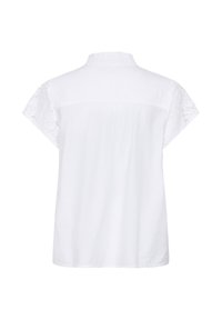 Blouse blanche à manches courtes avec manches en dentelle et col montant, vue de dos sur un fond blanc uni.