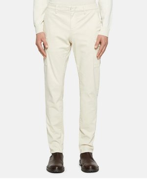 Pantaloni cargo beige con vestibilità dritta, dotati di due tasche laterali e una texture in cotone liscia. Abbinati a stivaletti alla caviglia marrone scuro.