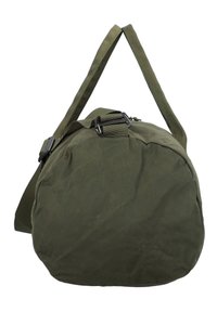 Bolso de lona verde oliva con forma redondeada, fabricado con un tejido duradero. Cuenta con una sola correa de hombro ajustable y un cierre de cremallera.