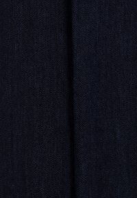 Tessuto di denim blu scuro con una superficie leggermente texture, caratterizzato da un classico tessuto a spina di pesce e una leggera lucentezza. Nessun motivo o accento visibile.