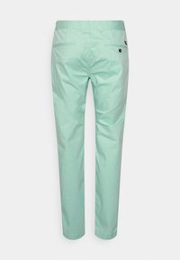 Miętowozielone chinosy z bawełny o prostym kroju nogawek, wyposażone w dwie tylne kieszenie i jedno zapięcie na guzik. Gładka faktura z minimalnymi zdobieniami.