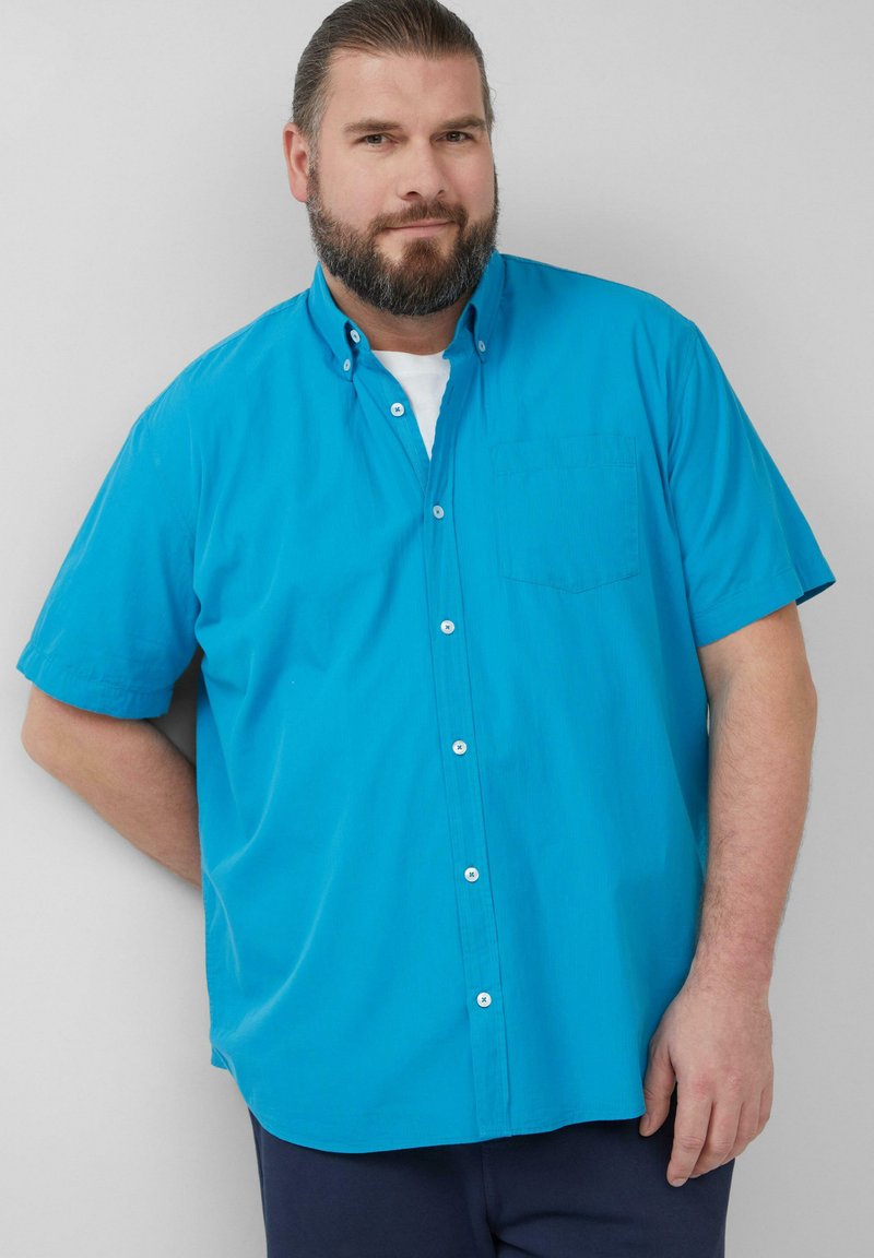 Korte mouwen knoopshirt in helder blauwgroen, met een klassieke kraag, een patchzak op de linkerkant van de borst en gemaakt van lichtgewicht katoen.