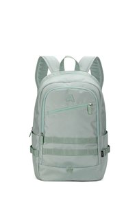 Lichtgroene rugzak van stof, met een grote voorkantzak, gevoerde schouderbanden, horizontale webbing en een handvat aan de bovenkant.