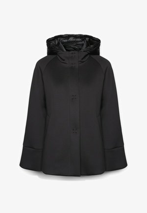 Schwarze Jacke mit gesteppter Kapuze, ausgestattet mit Knopfverschluss, Raglanärmeln und glatter Textur. Einfaches, modernes Design.