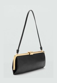 Černá kožená kabelka na clutch s kovovým rámem a sponou ve zlatém odstínu. Obsahuje tenký nastavitelný popruh pro nošení. Hladký povrch.