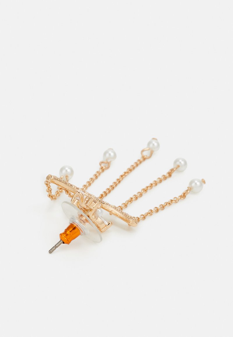 Accessorio per capelli in tono oro con accenti di perle, design a catena delicato e una parte posteriore trasparente con un attacco a spilla arancione.