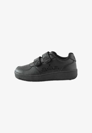 Czarny dziecięcy sneaker z dwoma paskami na rzepy z tłoczonymi twarzami kreskówek oraz trzema małymi wzorami postaci z kreskówek po boku.