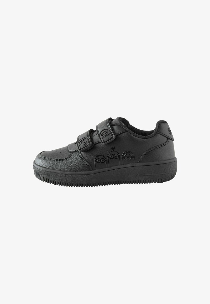 Baskets noires pour enfants avec deux bandes Velcro comportant des visages de dessins animés embossés et trois petits dessins de personnages de dessins animés sur le côté.