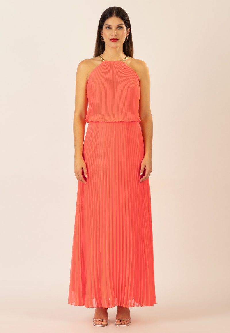 Korallfarbendes, plissiertes Maxikleid mit Halterneck und gerafftem Taillenbund, das mit einem goldenen Kettendetail am Ausschnitt verziert ist. Glatte Stoffoberfläche.