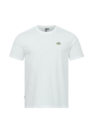 Biała koszulka z krótkim rękawem z małą wyhaftowaną piłką nożną z zielonymi i żółtymi pierścieniami na lewej piersi.