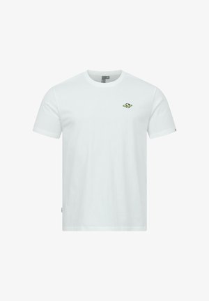 T-shirt blanc à manches courtes avec un petit ballon de football brodé entouré d'anneaux verts et jaunes sur le côté gauche de la poitrine.
