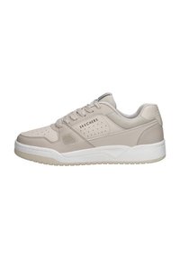 Sneaker beige di Skechers, con tomaia in sintetico liscio, design perforato per la traspirabilità e suola in gomma bianca texturizzata.