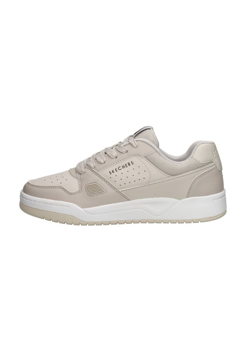 Sneaker beige di Skechers, con tomaia in sintetico liscio, design perforato per la traspirabilità e suola in gomma bianca texturizzata.