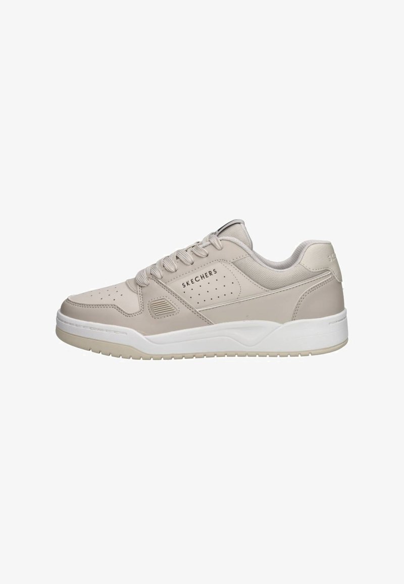Zapatilla beige de Skechers, con parte superior de sintético suave, diseño perforado para transpirabilidad y suela de goma blanca texturizada.