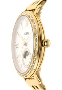 Montre Fossil dorée avec un cadran blanc rond, des embellissements en cristal et un design de bracelet à maillons classique.