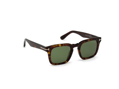 Brązowe okulary przeciwsłoneczne w kształcie tortoiseshell z zielonymi soczewkami. Prostokątny kształt i srebrne akcenty na ramionach. Gładka tekstura i nowoczesny design.