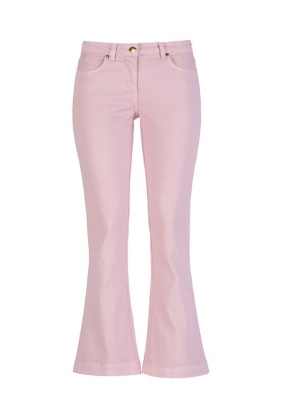 Jean flare en denim rose taille haute, avec une fermeture à bouton doré, deux poches avant et un ourlet net.