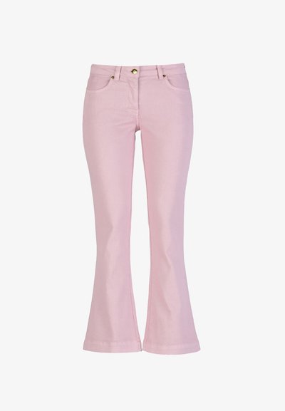 Jean flare en denim rose taille haute, avec une fermeture à bouton doré, deux poches avant et un ourlet net.
