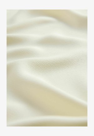 Ljus krämfärgad tyg med en mjuk, slät textur, som har subtila vågmönster och en lätt glansig yta.