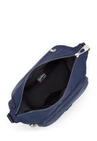Mørkeblå nylon taske med lynlåslukning, som har en glat tekstur og en enkel, rund form. Indvendig er den af sort stof.