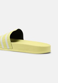 adidas Originals ADILETTE - Chinelos de piscina - yellow