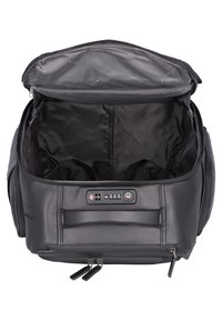 Zaino in pelle nera con apertura con zip, scomparti interni e pannello con combinazione sulla parte anteriore. Texture liscia, design resistente.