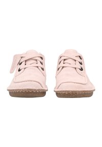 Scarpe in suede rosa chiaro con punta rotonda, lacci neri attraverso occhielli metallici e suola in gomma trasparente. Etichetta sul lato.