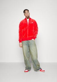survetement nike femme rouge