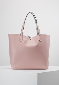 Roze leren tote bag met een gladde textuur, twee grijze handvatten en een minimalistisch ontwerp. Heeft een subtiele metalen ritsdetail.