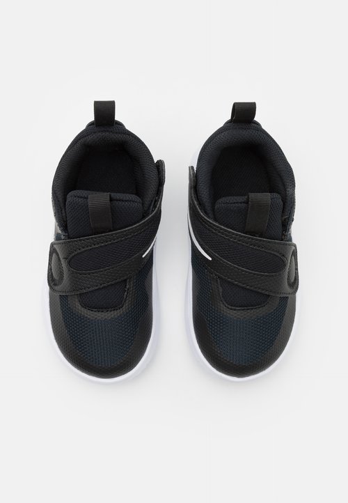 Nike TEAM HUSTLE - Zapatillas de baloncesto - black/white — foto 4