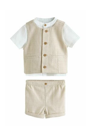 Beige Leinenweste mit Holzknöpfen, weißes Kurzarmhemd darunter und passende beige Leinen-Shorts mit Knopf und elastischem Bund.