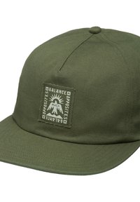 Olijfgroene pet met een platte rand en een vierkante patch met de tekst "BALANCE OPPOSITES" en "RVCA", vergezeld van een zon- en bergafbeelding.