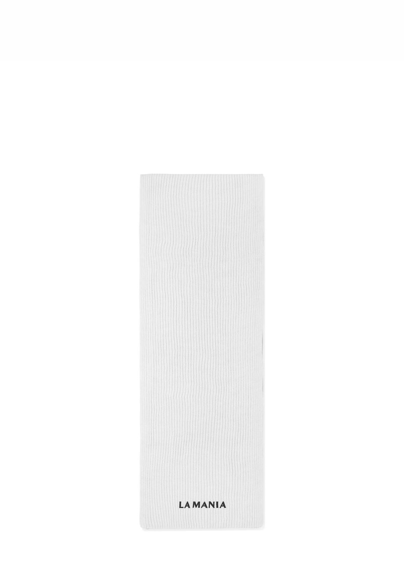 Eșarfă din țesătură albă cu nervuri, de formă rectangulară. Prezintă un mic logo negru "LA MANIA" aproape de marginea de jos. Textură moale.