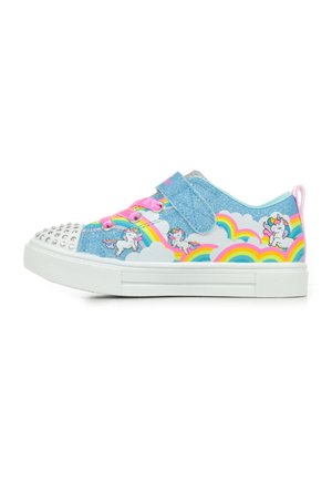 Sneakers in tela blu glitter con stampe di arcobaleno e unicorni, suola in gomma bianca e borchie argentate sulla punta. Chiusura con strap in velcro.