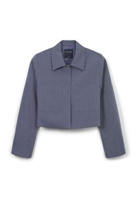 Giacca corta in tessuto grigio scuro, con colletto, chiusura frontale con bottoni e due tasche quadrate anteriori. Texture liscia, design minimale.