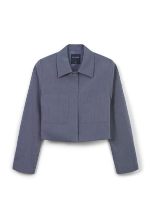 Giacca corta in tessuto grigio scuro, con colletto, chiusura frontale con bottoni e due tasche quadrate anteriori. Texture liscia, design minimale.