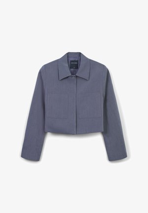 Kurtzjacke aus dunkelgrauem Stoff mit Kragen, vorderer Knopfleiste und zwei quadratischen Fronttaschen. Glatte Textur, minimalistisches Design.