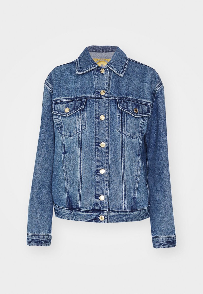 Chaqueta de denim con una tela vaquera clásica, color azul claro, cierre de botones, dos bolsillos en el pecho y detalles de costura.