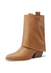 Stivaletto in pelle sintetica color tan con punta affusolata, gambale corto, design a strati e tacco impilato. Presenta un piccolo passante per un'indossabilità facilitata.