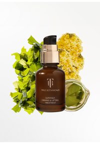 Bottiglia di vetro marrone con pompa, etichettata "Trattamento Rassodante e Liftante Supersea." Circondata da alga verde e fiori gialli.