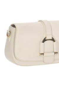 Bolso de mano de cuero crema con una forma estructurada, que presenta un acento metálico prominente y una hebilla decorativa. Textura suave con bordes cosidos.